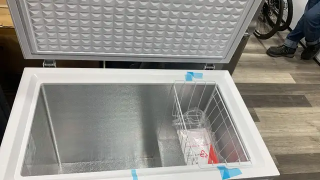 Chest Freezer 7 cu ft  Frigidaire EFRF7009 White New. - Photo 3