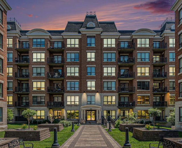 Beautiful 1 Bedroom Condo with Parking Available Immediately!