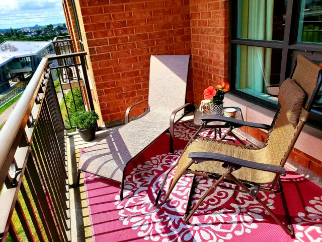 Beautiful 1 Bedroom Condo with Parking Available Immediately! - Photo 2