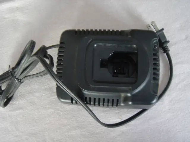 Dewalt  DW9116 7.2V-18V 1 Hour NiCd Battery Charger - Photo 2