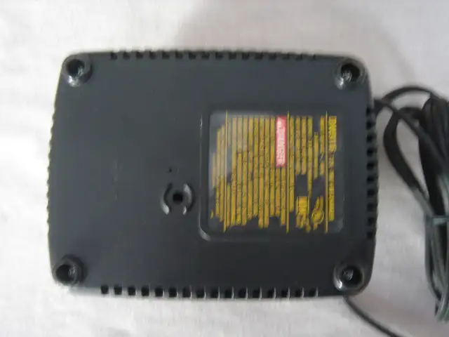 Dewalt  DW9116 7.2V-18V 1 Hour NiCd Battery Charger - Photo 3