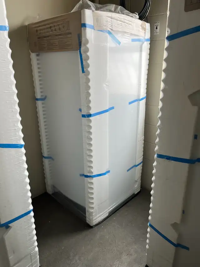 NEW upright freezer 18 cu fridgedaire
