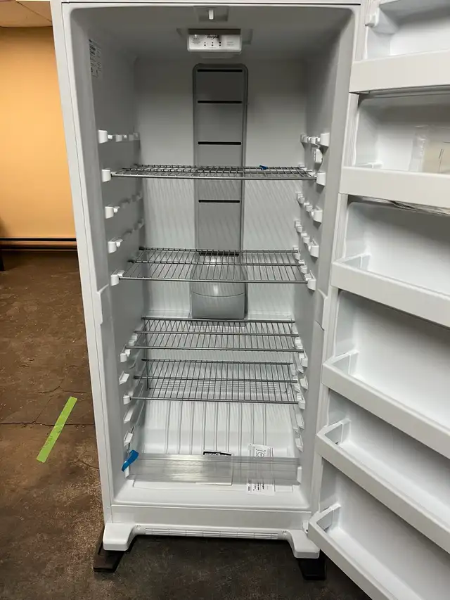 NEW upright freezer 18 cu fridgedaire - Photo 2