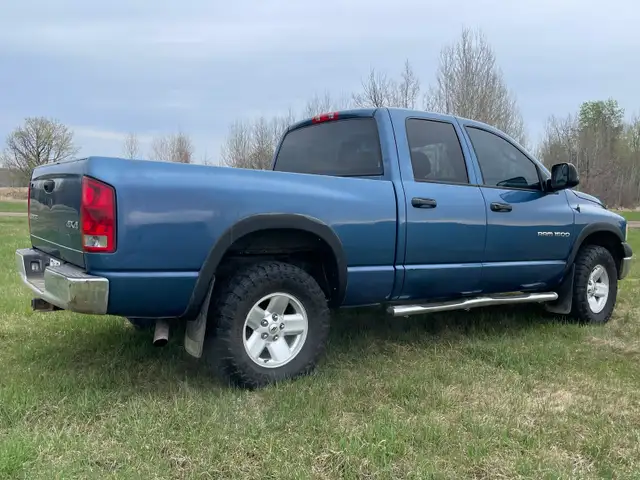 Very clean low km 2005 Dodge 1500 4 x 4 - Photo 4