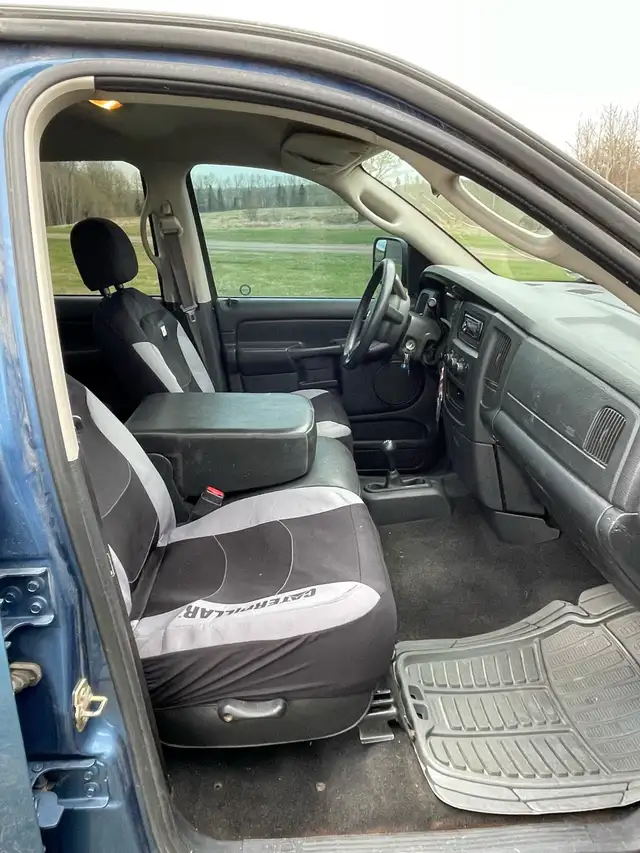 Very clean low km 2005 Dodge 1500 4 x 4 - Photo 5