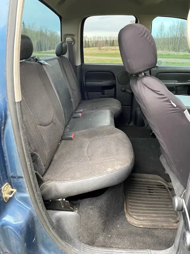 Very clean low km 2005 Dodge 1500 4 x 4 - Photo 7