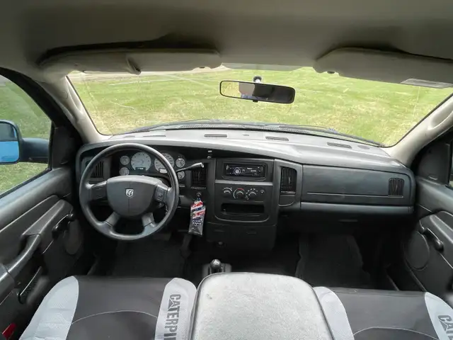 Very clean low km 2005 Dodge 1500 4 x 4 - Photo 8
