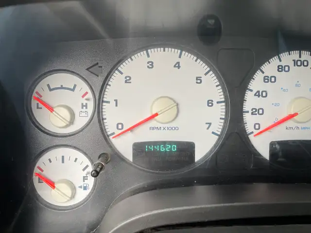 Very clean low km 2005 Dodge 1500 4 x 4 - Photo 9