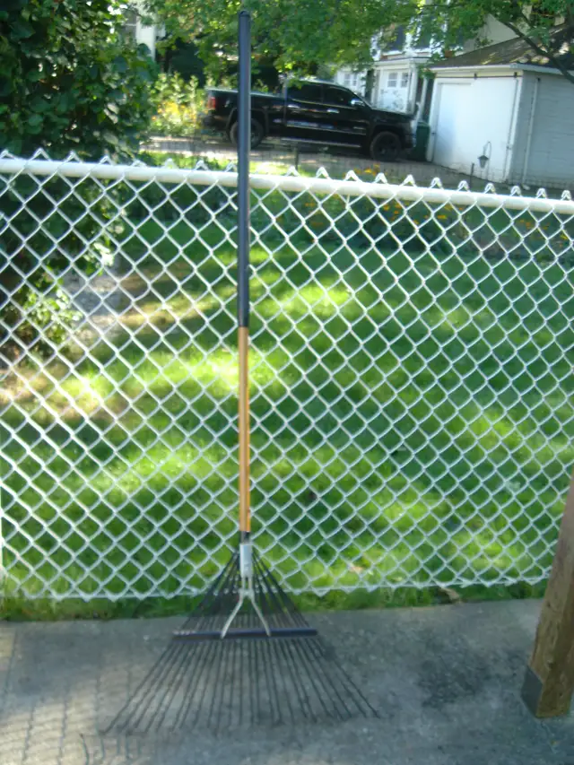 FAN RAKE, metal end  with rubber handle, New - Photo 2