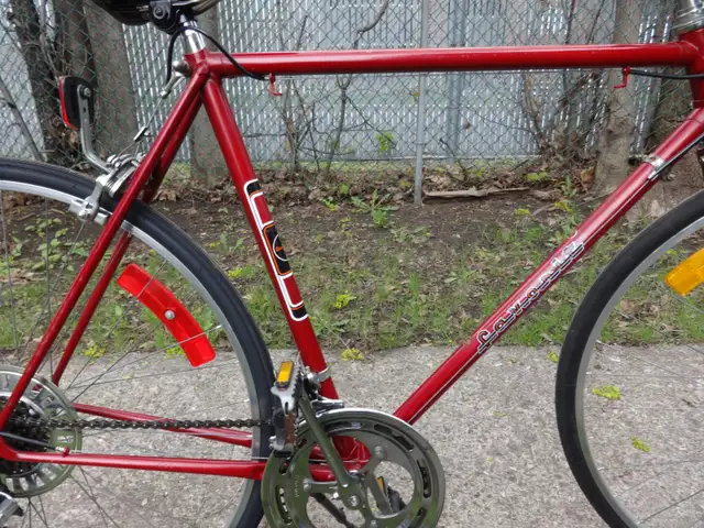 VÉLO FAVORIT DE ROUTE À GUIDON DROIT. QUALITÉ EUROPE. - Photo 2