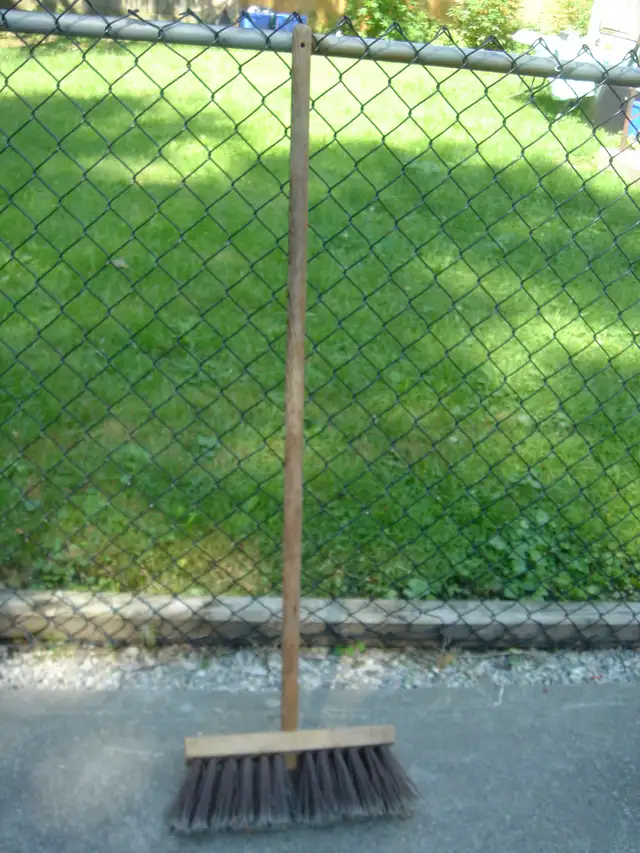 BROOM 14' STIFF PUSH  , LIKE NEW  CONDITION - Photo 2