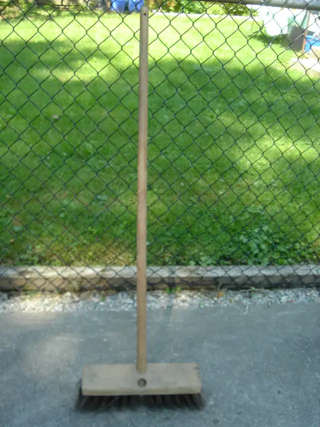 BROOM 14' STIFF PUSH  , LIKE NEW  CONDITION - Photo 3