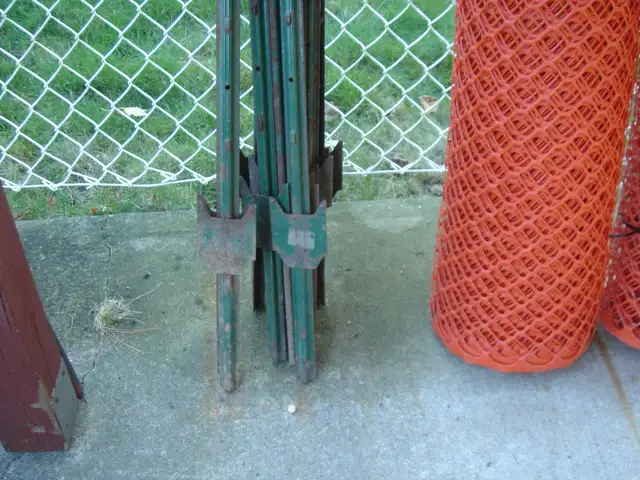 Fence safety , snow , dog , 2 - 50 ft rolls  and 14 post - Photo 2