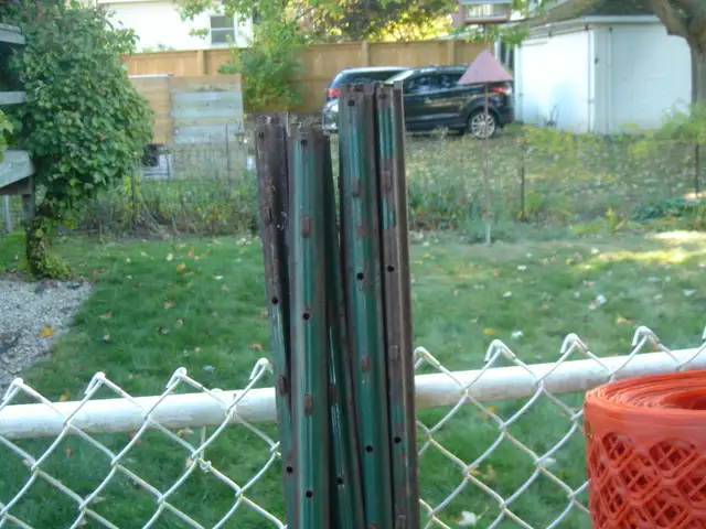 Fence safety , snow , dog , 2 - 50 ft rolls  and 14 post - Photo 3