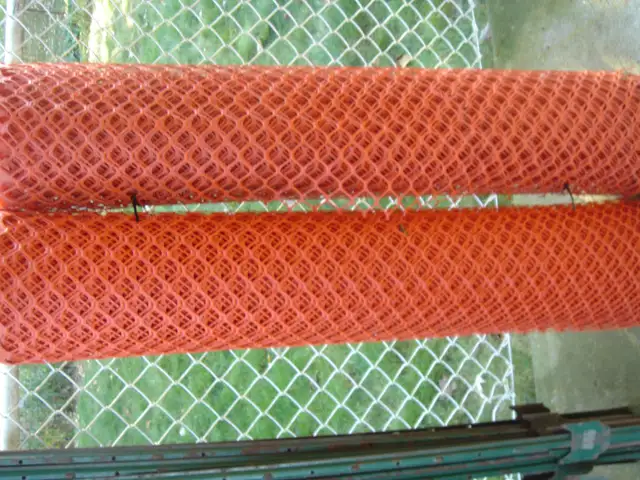 Fence safety , snow , dog , 2 - 50 ft rolls  and 14 post - Photo 4