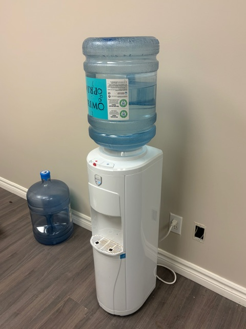 Hot & Cold-Water Dispenser – Excellent Condition - Photo 3