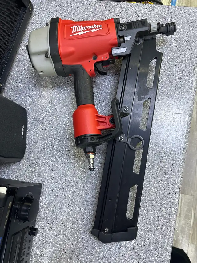 Milwaukee 7200-20 Round Head Framing Nailer - Photo 4