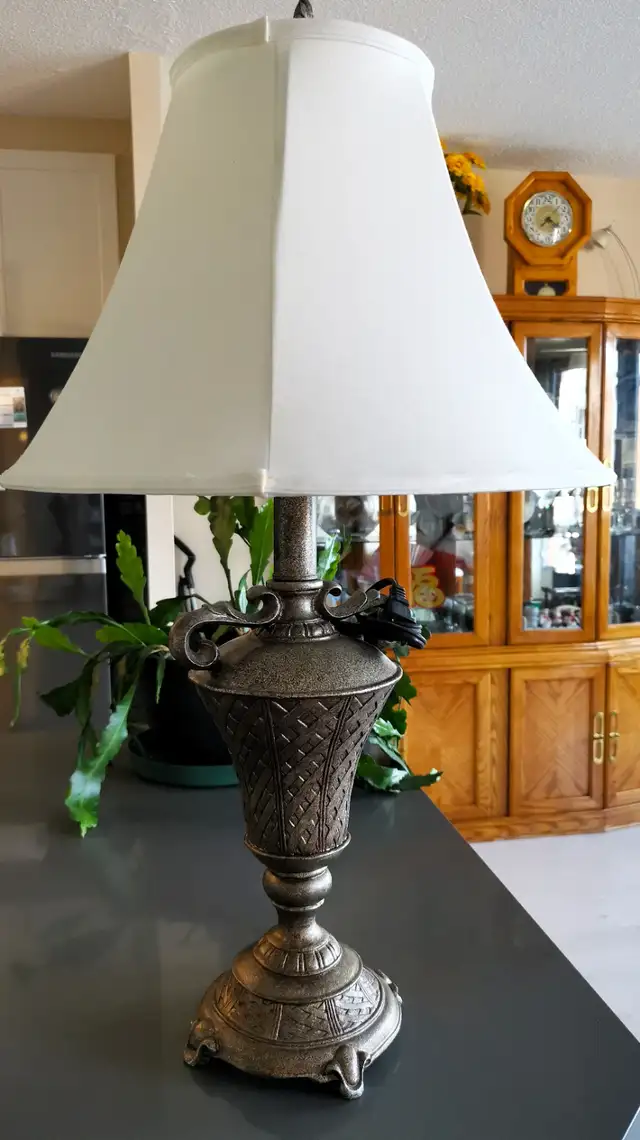 Pair of Vintage Style Metal Vase Table Lamps - Photo 3