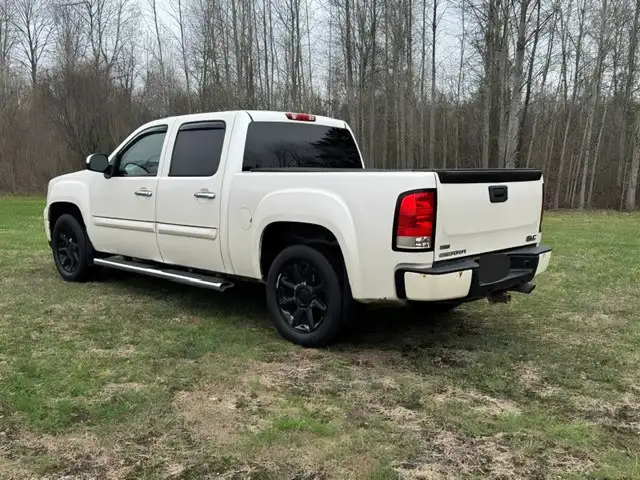 2012 GMC Sierra 1500 Crew Cab Denali AWD - Photo 2
