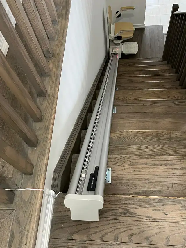 Acorn 130 Straight Stairlift, one month old and newly installed - Photo 4