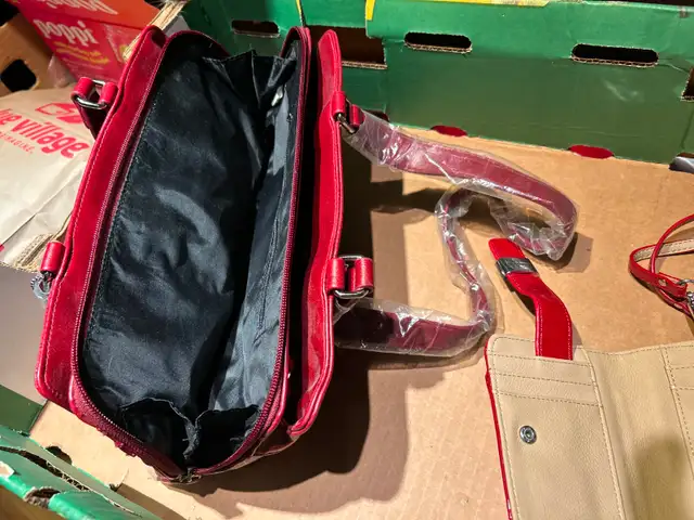 ONE NEW JESSICA PURSE AND CARD HOLDERAS PICTURED - Photo 2