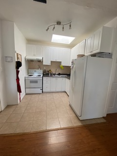 Spacious 2-bedroom apartment – Dufferin & Rogers | $2,700/month - Photo 3