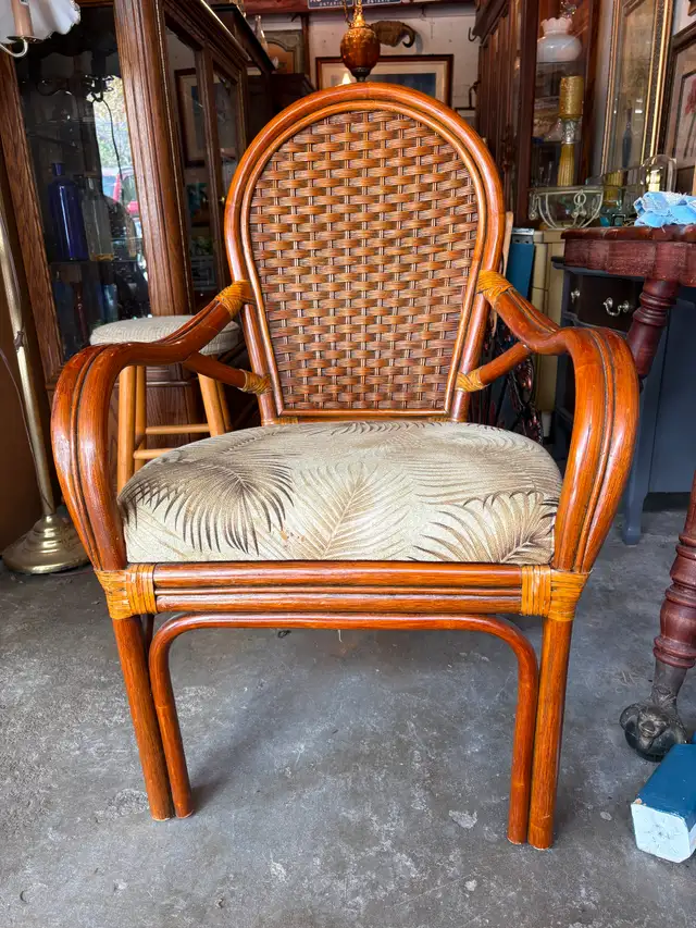 Stunning Rattan Table Set - Photo 7