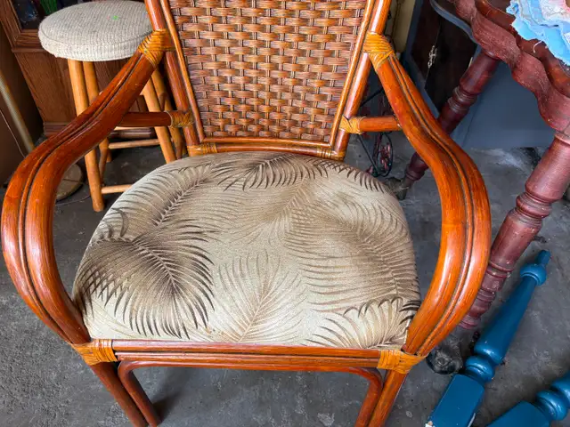 Stunning Rattan Table Set - Photo 8
