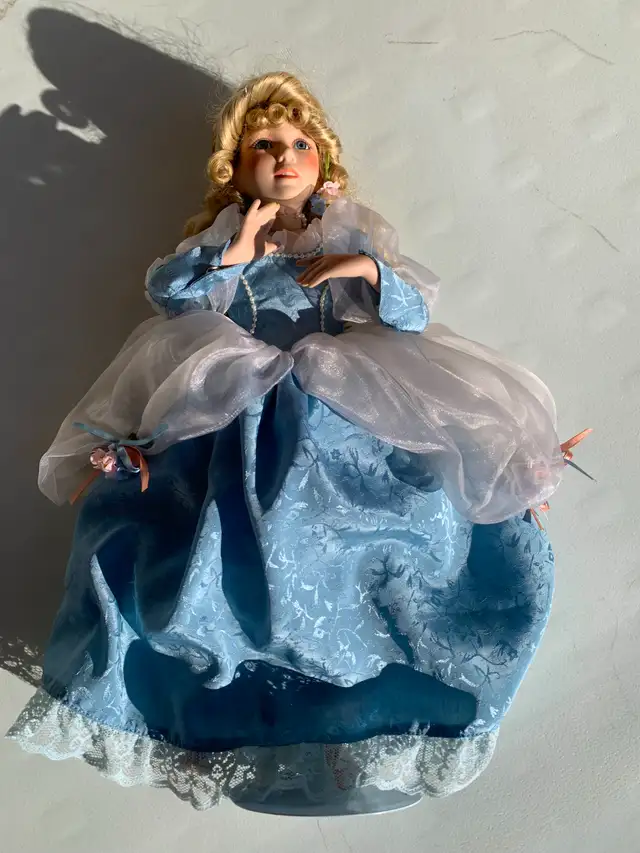 Collectable dolls for saleas pictured asking 10.00 ea. on choic - Photo 4