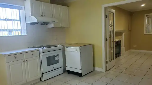 Spacious 3 bed, 2 bath,  den basement in Surrey