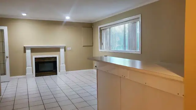 Spacious 3 bed, 2 bath,  den basement in Surrey - Photo 2