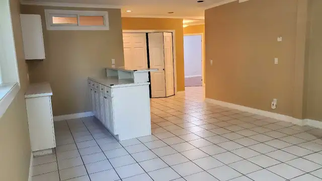 Spacious 3 bed, 2 bath,  den basement in Surrey - Photo 4
