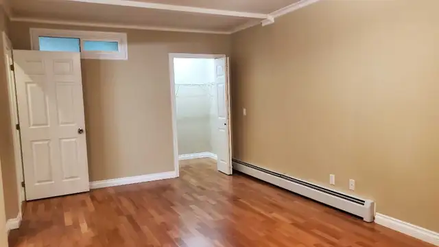 Spacious 3 bed, 2 bath,  den basement in Surrey - Photo 5