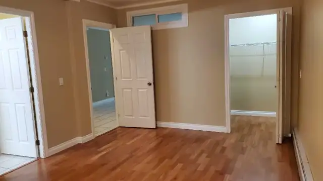 Spacious 3 bed, 2 bath,  den basement in Surrey - Photo 6