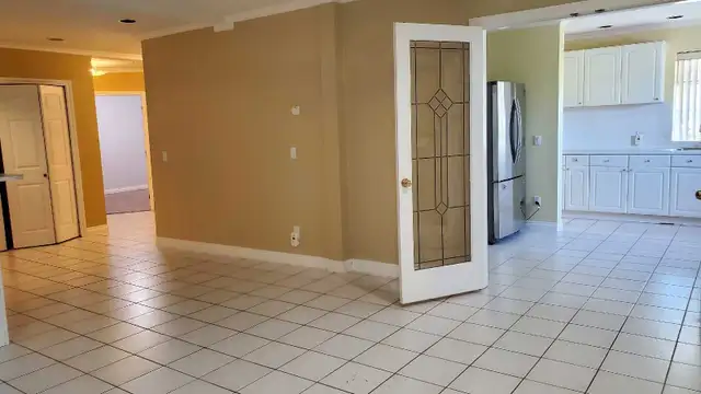 Spacious 3 bed, 2 bath,  den basement in Surrey - Photo 7