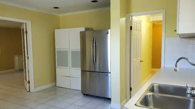 Spacious 3 bed, 2 bath,  den basement in Surrey - Photo 8