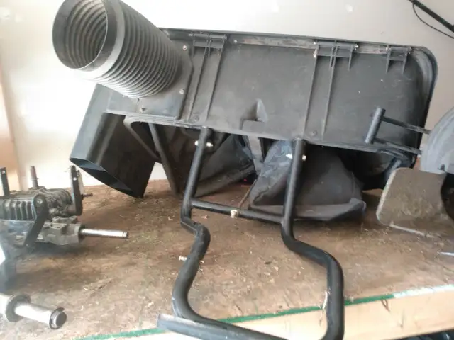 Power Flow bagger for a John Deere LT166 lawn tractor - Photo 2