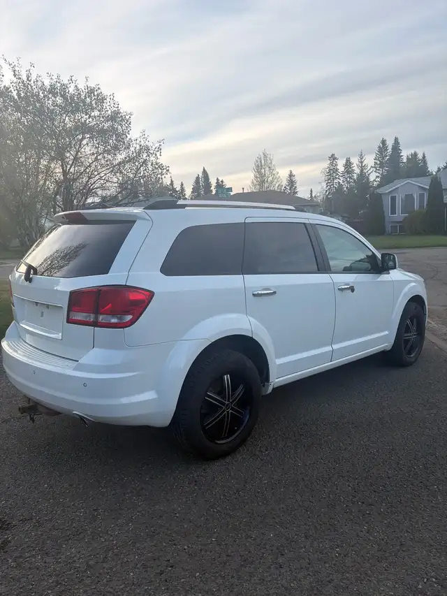 2011 Dodge Journey r/t - Photo 3
