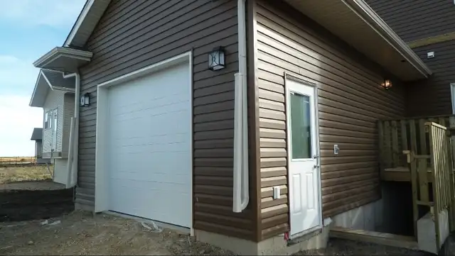1307 sq ft two storey, attached heated garage, rent 1 yr lease - Photo 7