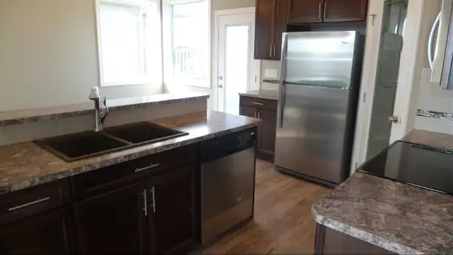 1307 sq ft two storey, attached heated garage, rent 1 yr lease - Photo 10
