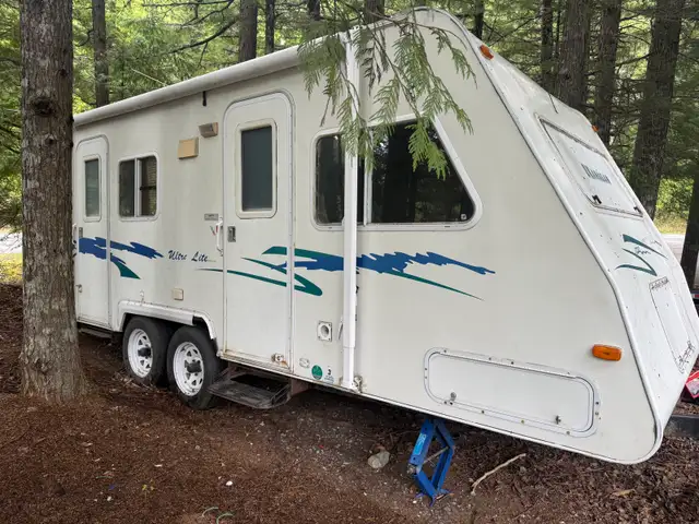 2000 okanagan travel trailer (had leak)