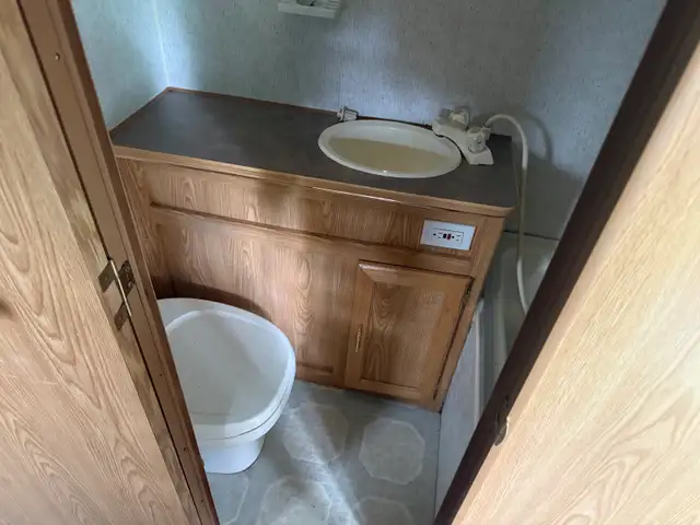 2000 okanagan travel trailer (had leak) - Photo 9