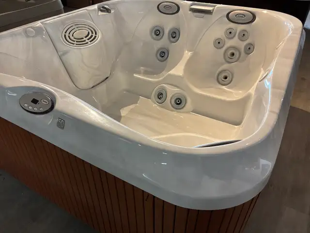 2007 Jacuzzi J325 – Fully Rebuilt Inside! - Photo 2