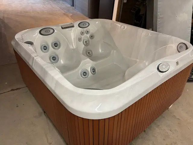 2007 Jacuzzi J325 – Fully Rebuilt Inside! - Photo 4