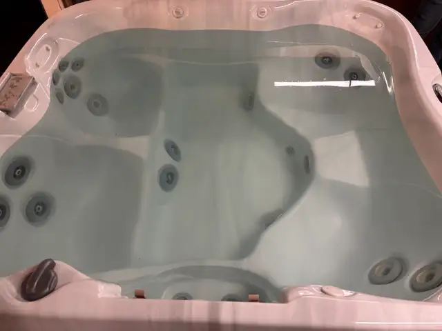 2007 Jacuzzi J325 – Fully Rebuilt Inside! - Photo 6
