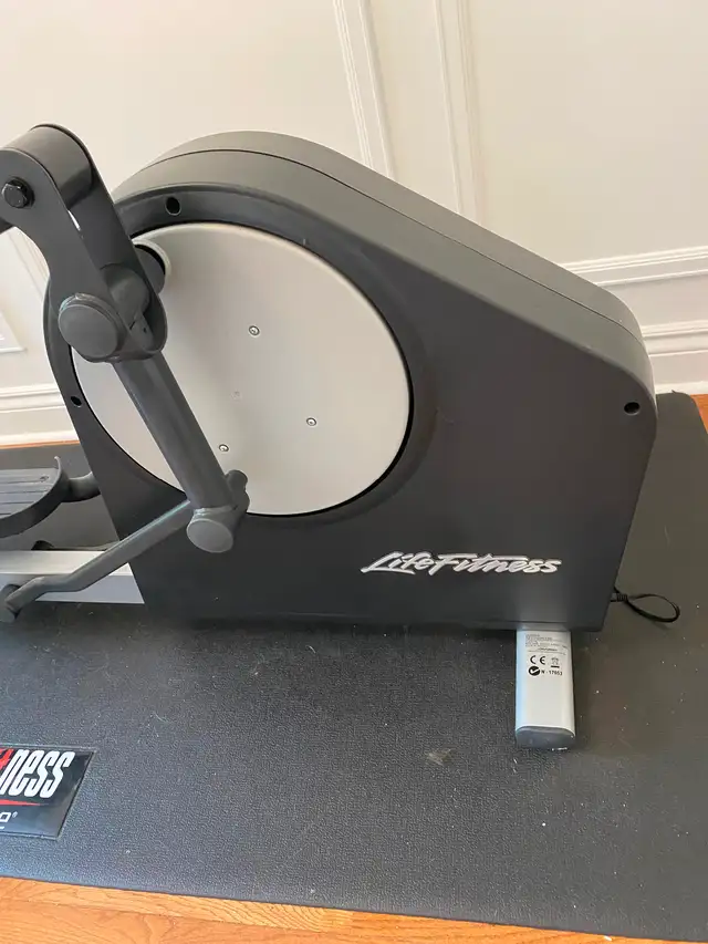 Life Fitness Elliptical - Photo 5
