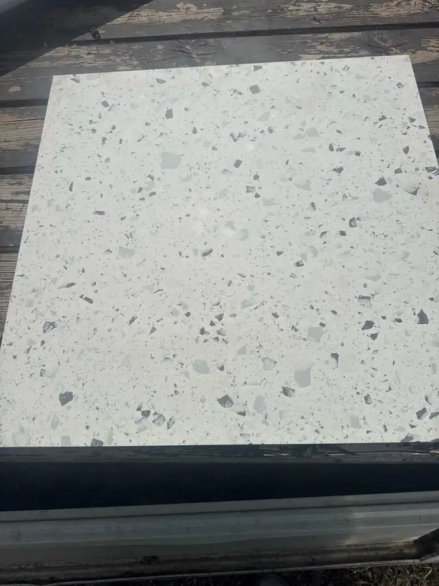 68 sqft 17 pieces 24"x24 white   or wall t