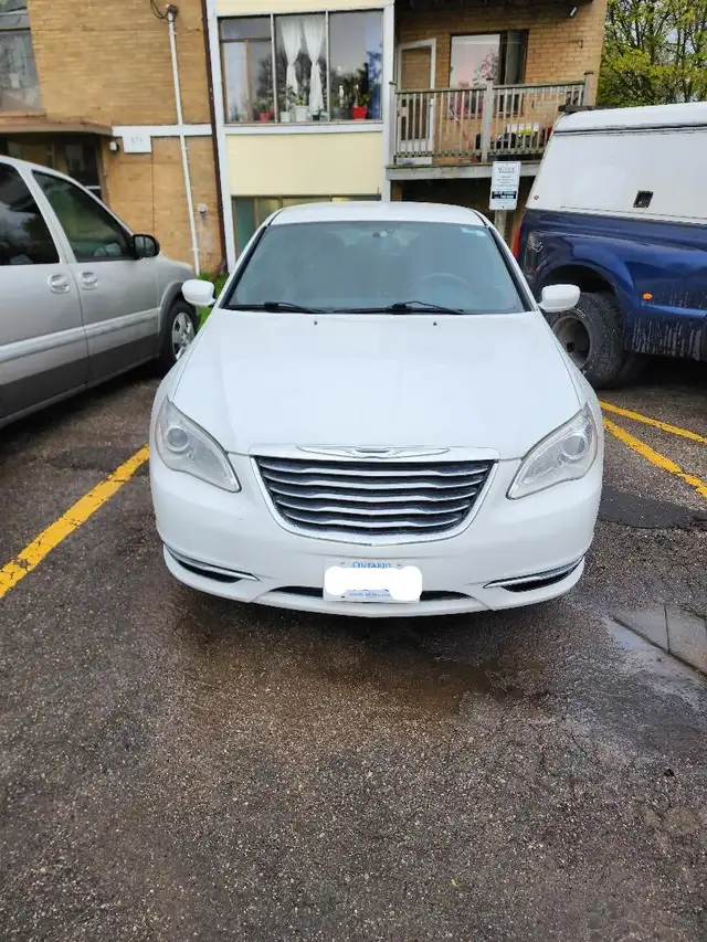 2013 Chrysler 200-Series Excellent on Gas.!