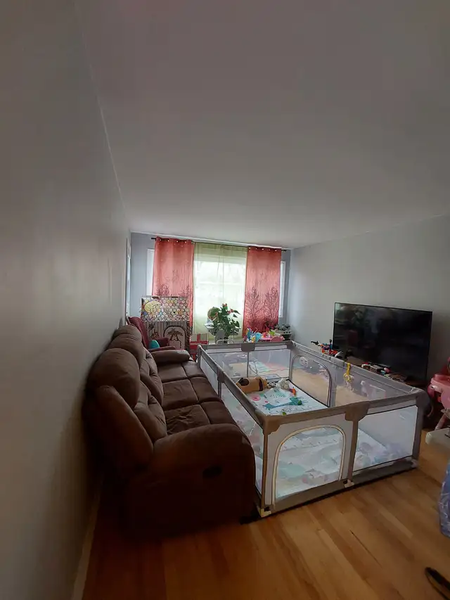 u grand appartement 5 1/2 ,entièrement rénové. - Photo 2