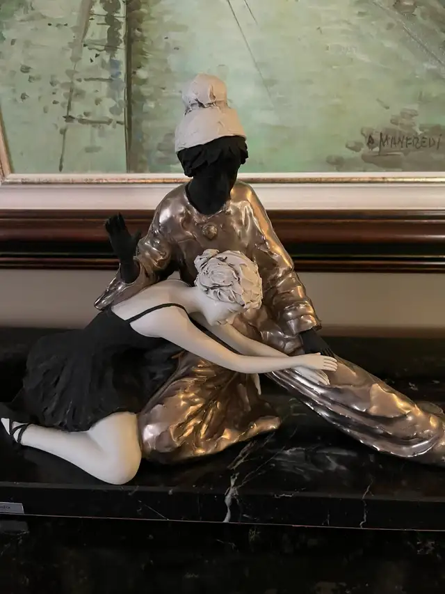Gianni Visentin Porcelain Sculpture – "Bisogno di Protezione" - Photo 4